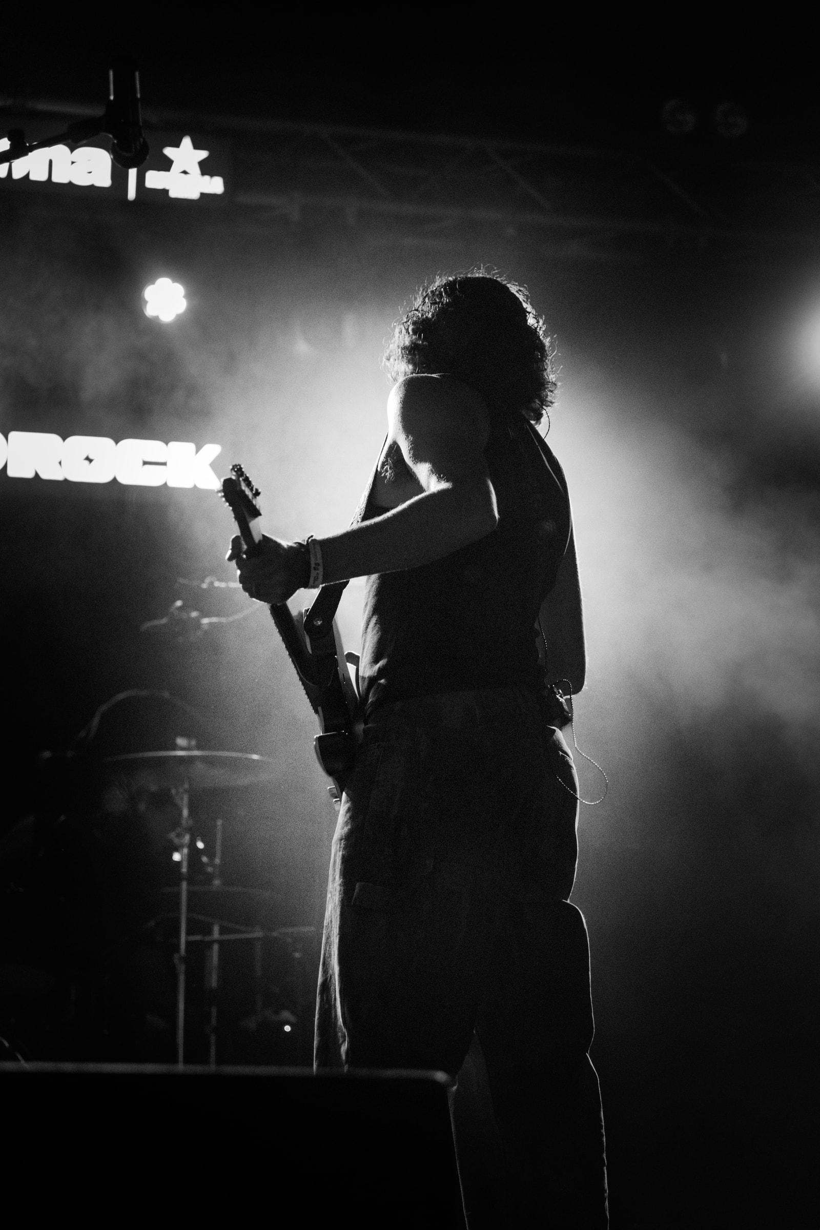 Guitarrista de Minoria a contrallum en blanc i negre
