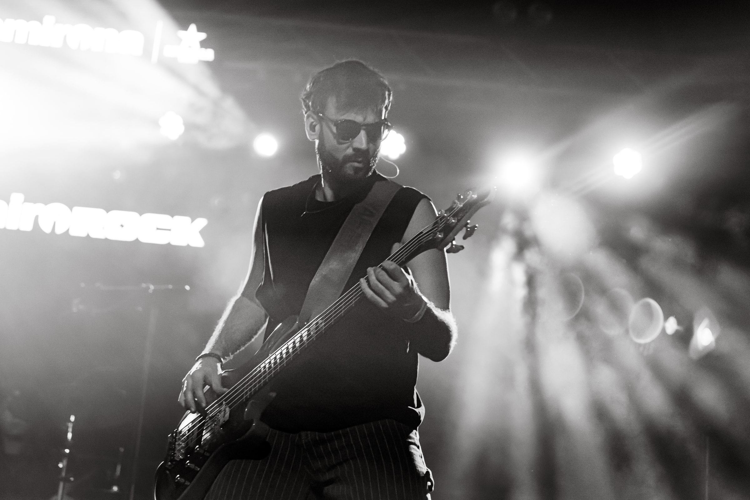 Baixista de Minoria en directe en blanc i negre