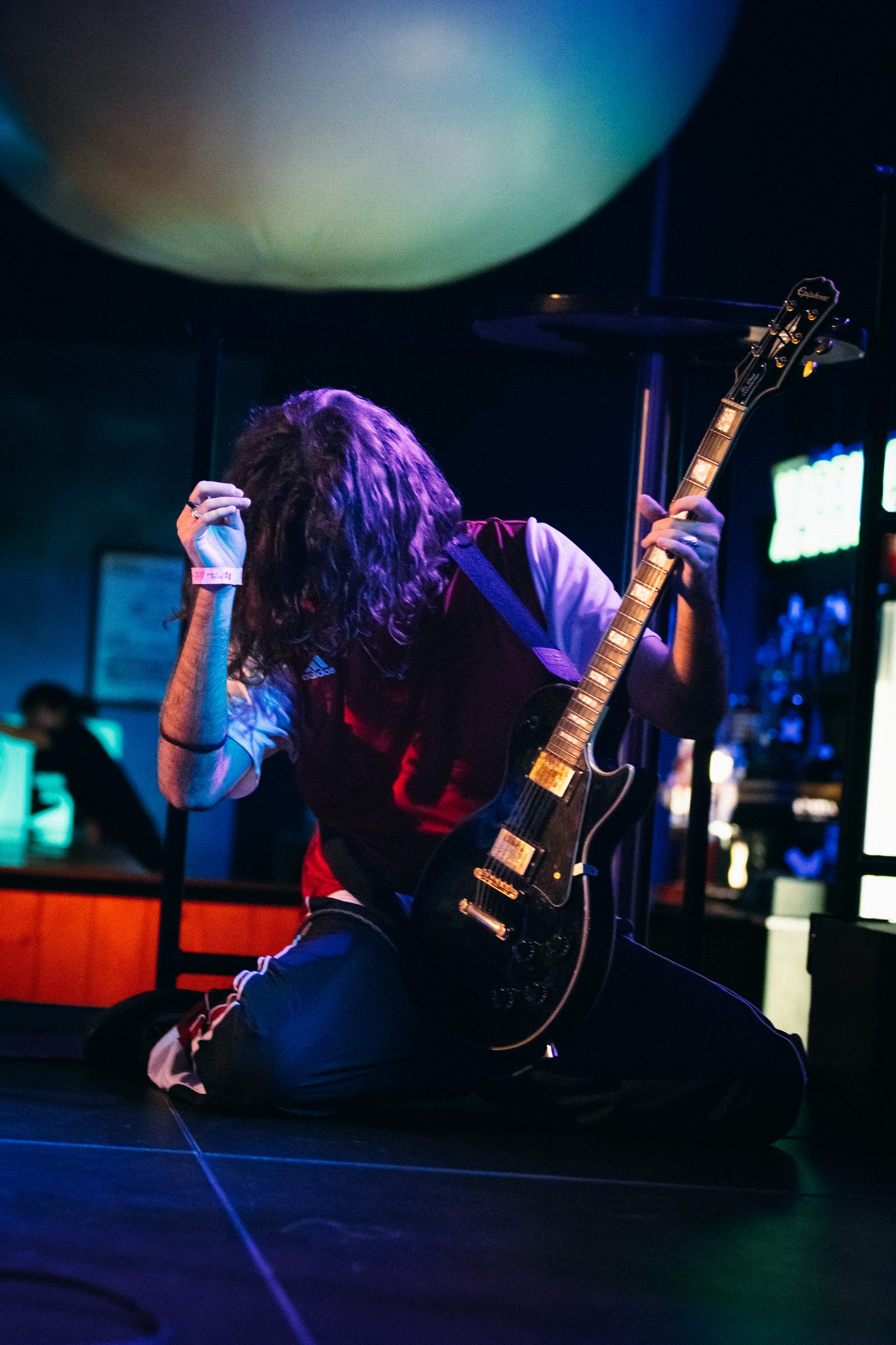 Guitarrista de Minoria de genolls a l’escenari