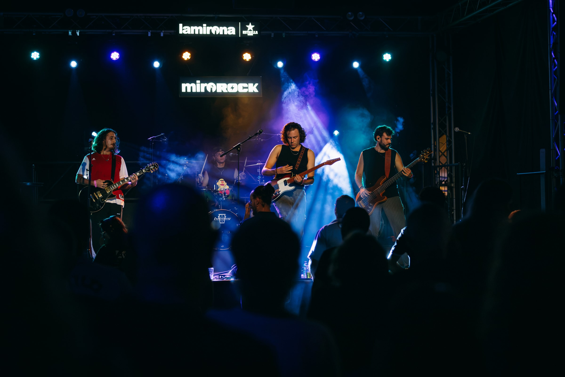 Minoria en directe a La Mirona amb el públic en primer pla