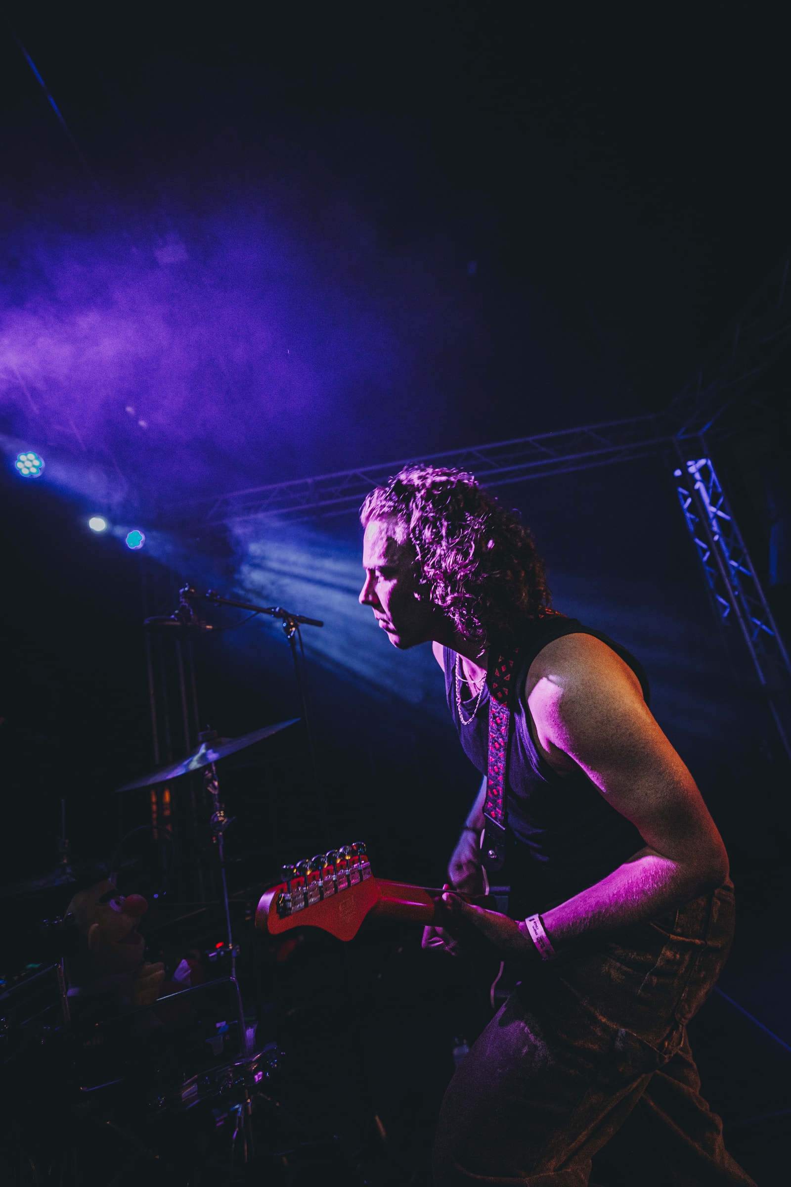 Guitarrista de Minoria en directe sota llums violetes